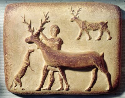 Geschilderd reliëf dat een man met herten afbeeldt, uit Mari, Midden-Eufraat door Mesopotamian